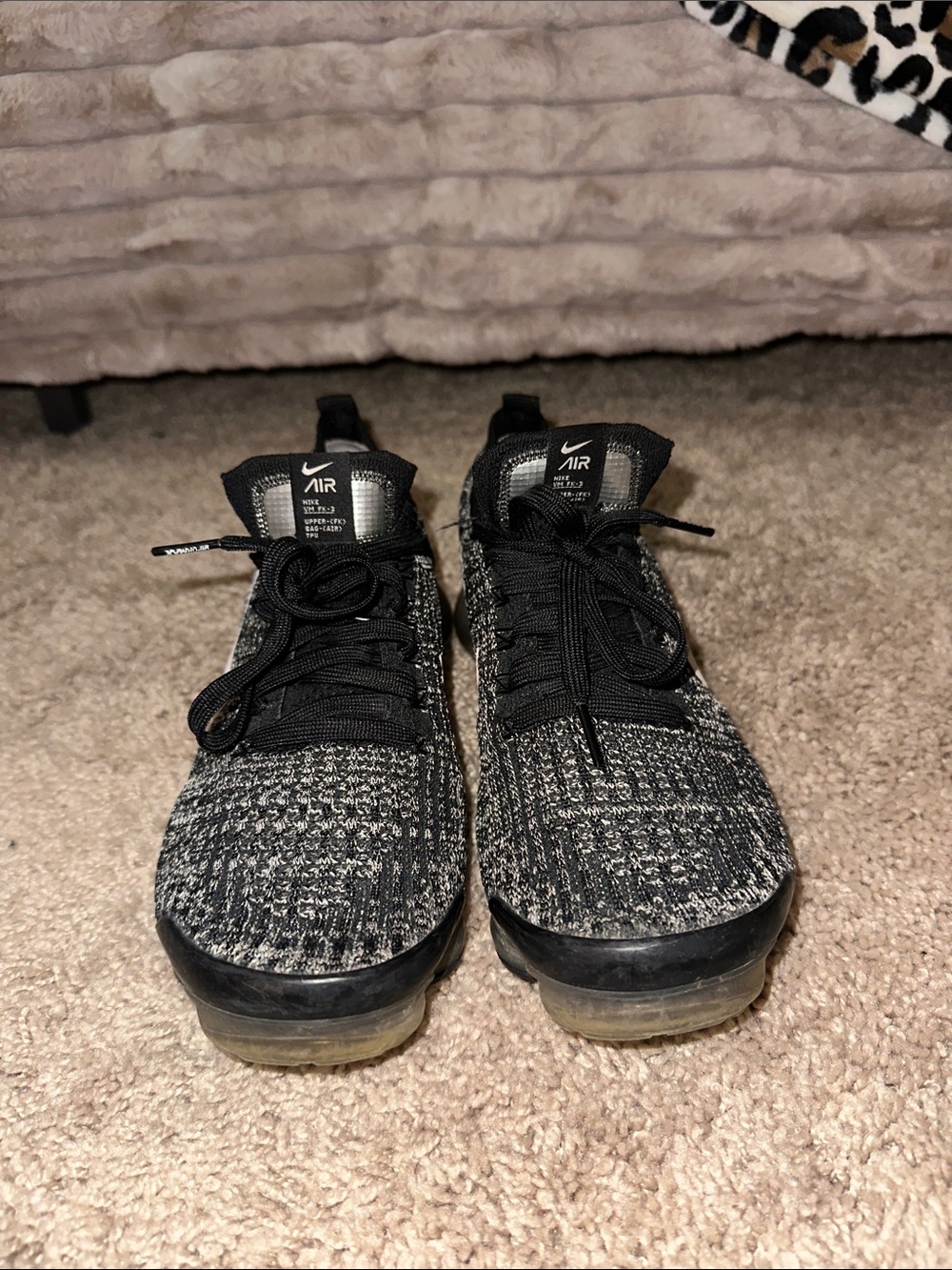 Nike vapormax flyknit Women's Black & Gray Knit Lace-Up
